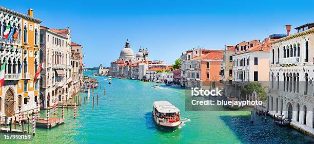 Vista Del Gran Canal De Venecia Italia En Día Soleado Foto de stock y más banco de imágenes de Venecia - Italia