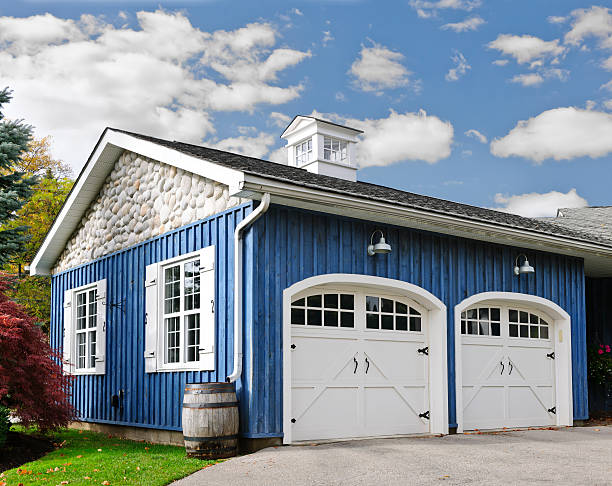 garagem para dois carros - house residential structure two objects building exterior imagens e fotografias de stock