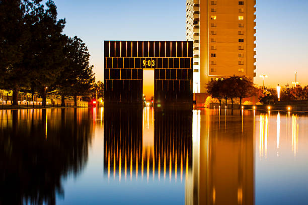 nationale gedenkstätte von oklahoma city-west gate - oklahoma city oklahoma city urban scene stock-fotos und bilder