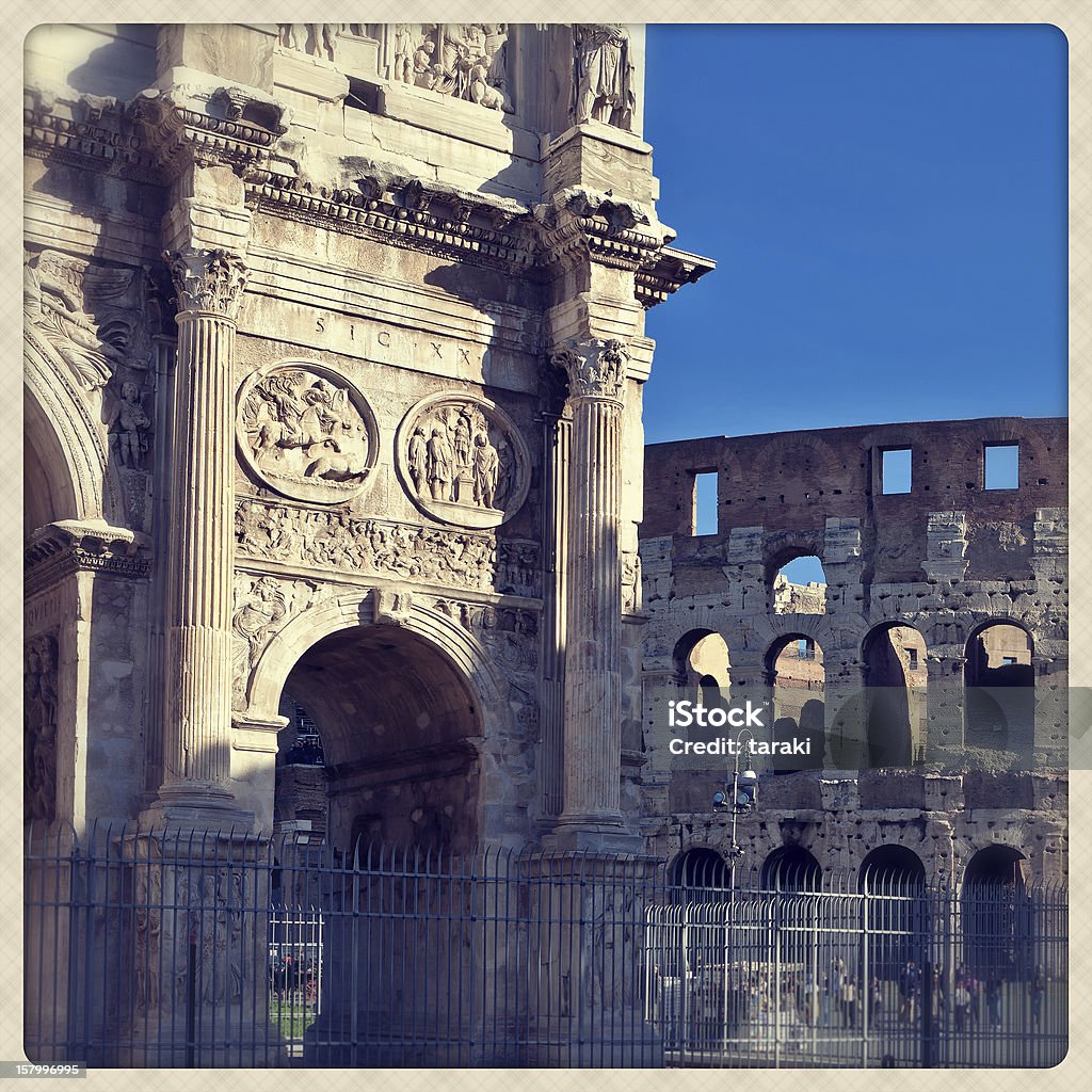 Constantine's Arc mit Coliseum im Hintergrund - Lizenzfrei Amphitheater Stock-Foto