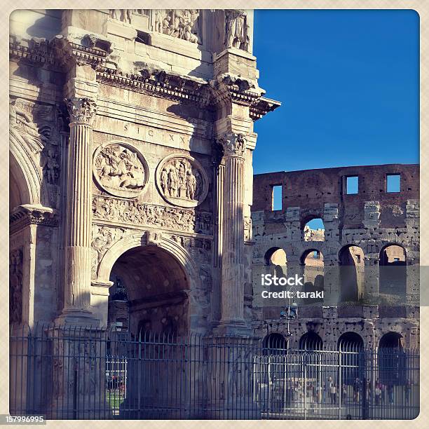 Arco De Constantino De Com Coliseu No Fundo - Fotografias de stock e mais imagens de Anfiteatro - Anfiteatro, Antiguidade, Ao Ar Livre