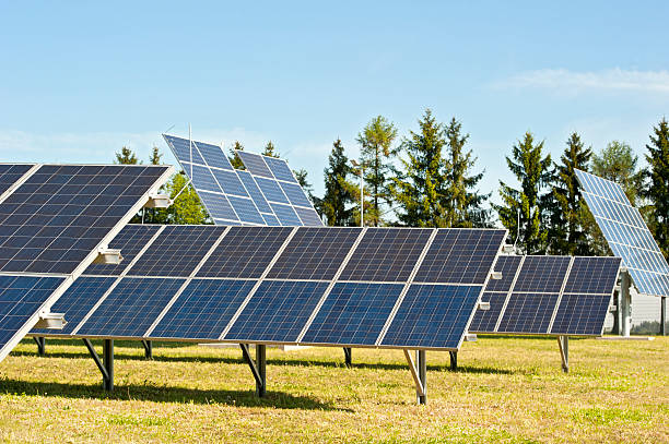 photovoltaik-odnawialnych engery: zbliżenie paneli słonecznych - solar equimpent zdjęcia i obrazy z banku zdjęć