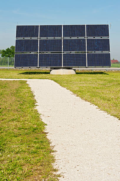 photovoltaik-alternatywne źródła energii: duży panel słoneczny - solar equimpent zdjęcia i obrazy z banku zdjęć