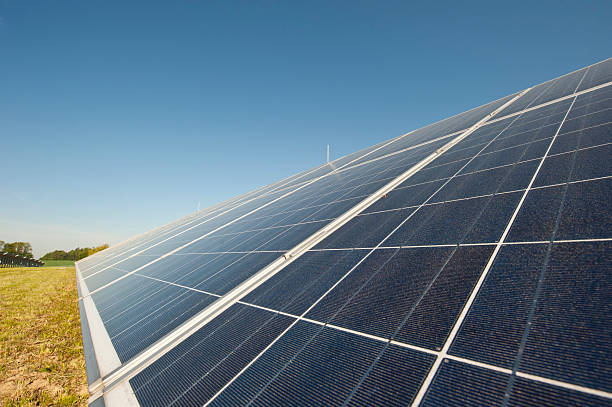 photovoltaik-odnawialnych i zielone engery: wiersz panele słoneczne - solar equimpent zdjęcia i obrazy z banku zdjęć