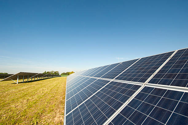 photovoltaik-odnawialnych i zielone engery: wiersz panele słoneczne - solar equimpent zdjęcia i obrazy z banku zdjęć