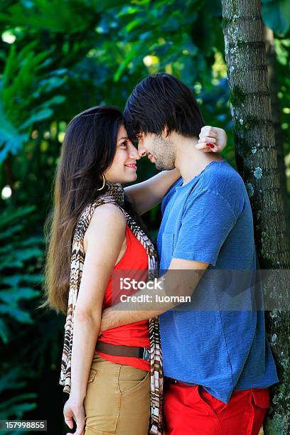 Junges Paar In Liebe Auf Den Park Stockfoto und mehr Bilder von Angesicht zu Angesicht - Angesicht zu Angesicht, Arm umlegen, Baum