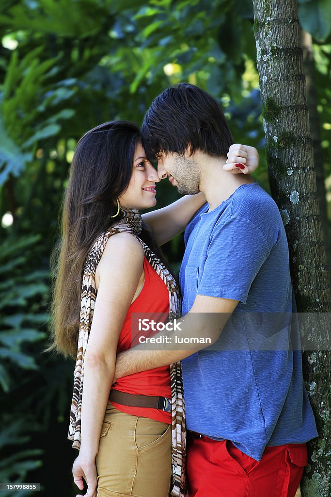 Jeune couple dans l'amour sur le parc - Photo de Adolescent libre de droits