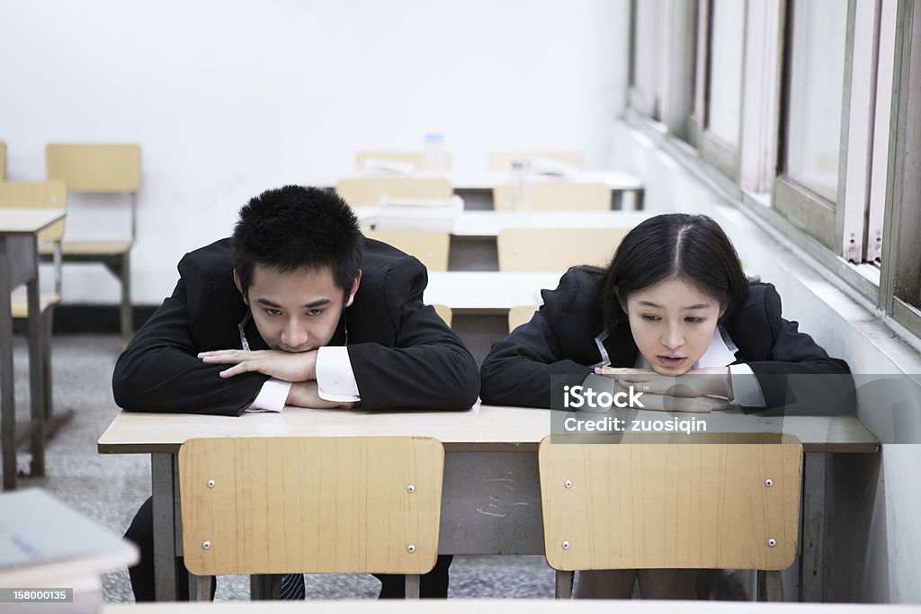 Niño y niña caer en el escritorio - Foto de stock de Adulto libre de derechos