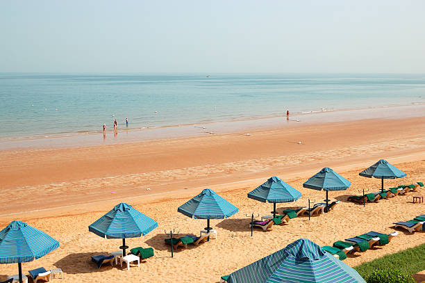 la plage de l'hôtel de luxe, ras al-khaimah, émirats arabes unis - ras al khaimah photos et images de collection