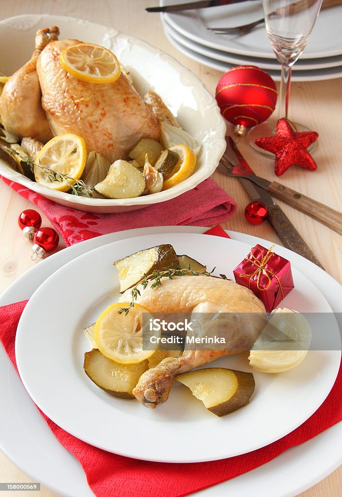 Pollo asado con verduras y decoración navideña - Foto de stock de Aderezo libre de derechos