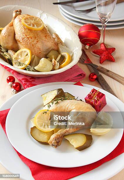 Kurczak Pieczony Z Warzyw I Dekoracja Świąteczna - zdjęcia stockowe i więcej obrazów Bez ludzi - Bez ludzi, Biały, Boże Narodzenie