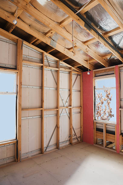 interior de construcción de la casa - home addition attic timber roof beam fotografías e imágenes de stock