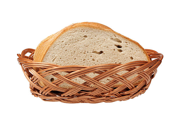 tranches de pain dans le panier - bread bread basket basket whole wheat photos et images de collection