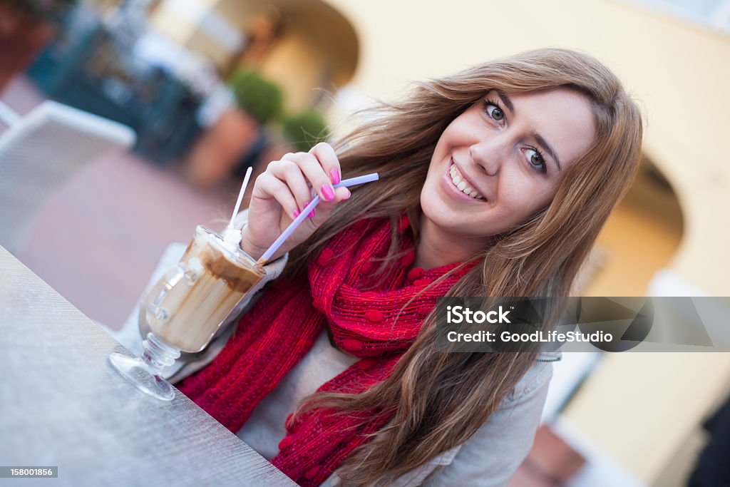 Chica bebiendo café - Foto de stock de 20 a 29 años libre de derechos