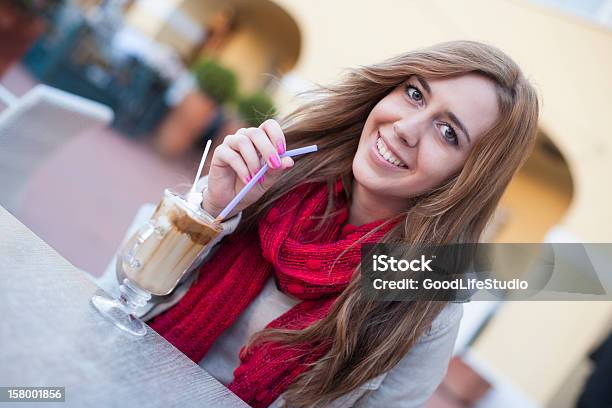 Dziewczyna Pije Kawę - zdjęcia stockowe i więcej obrazów 20-29 lat - 20-29 lat, Bar - Lokal gastronomiczny, Brązowe włosy