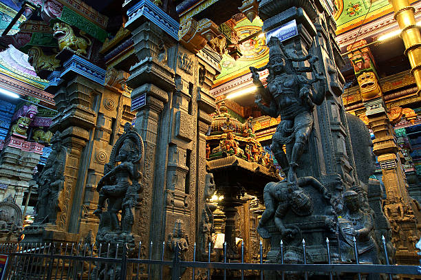 interior de meenakshi templo em madurai, sul da índia - madurai imagens e fotografias de stock