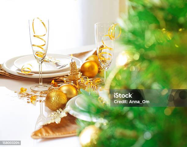 Lugar De Navidad Mesa Foto de stock y más banco de imágenes de Adorno de navidad - Adorno de navidad, Banquete, Celebración - Ocasión especial