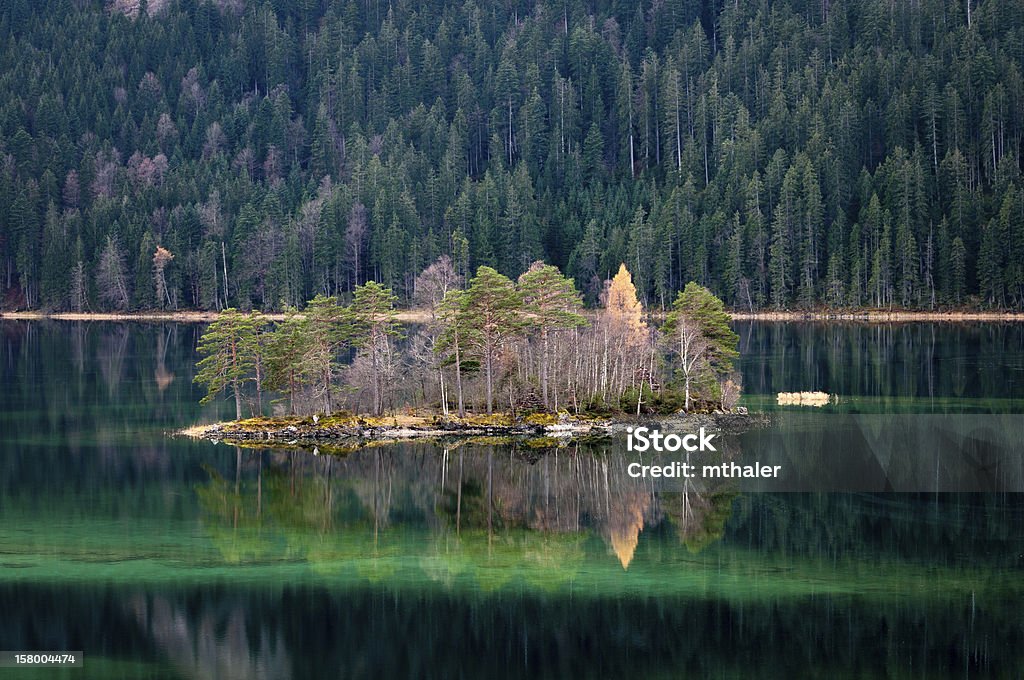 Eibsee Island - Zbiór zdjęć royalty-free (Alpy)