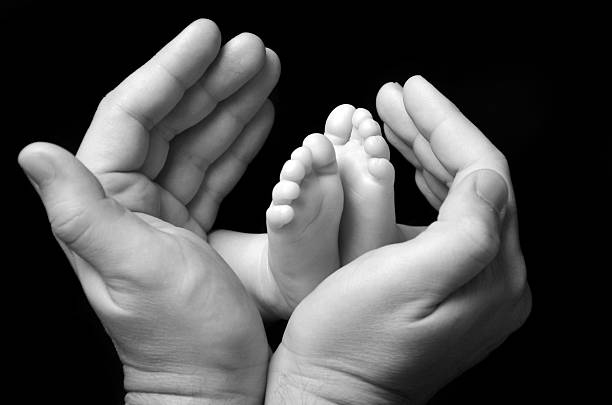 かわいい足 - human foot baby black and white newborn ストックフォトと画像