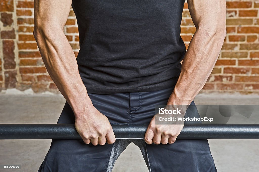 Bodybuilder exercice avec le bras en un Bar - Photo de Activité libre de droits