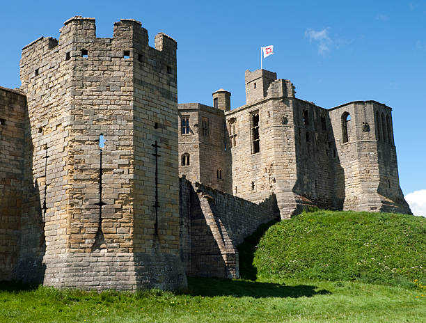 warkworth castle, northumberland - warkworth castle stock-fotos und bilder