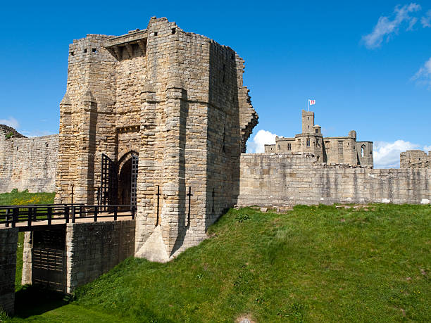 warkworth castle, northumberland - warkworth castle stock-fotos und bilder