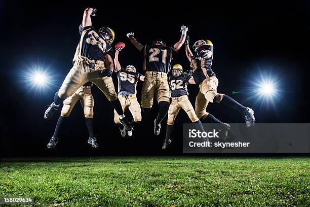 American Fußballer Feiert Ihren Sieg Stockfoto und mehr Bilder von Amerikanischer Football - Amerikanischer Football, Sportmannschaft, Zusammenarbeit