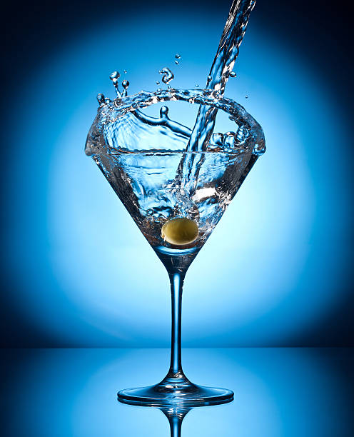 튀기다 마르티니 메트로폴리스 플라잉 올리브. - gin tonic water martini olive 뉴스 사진 이미지