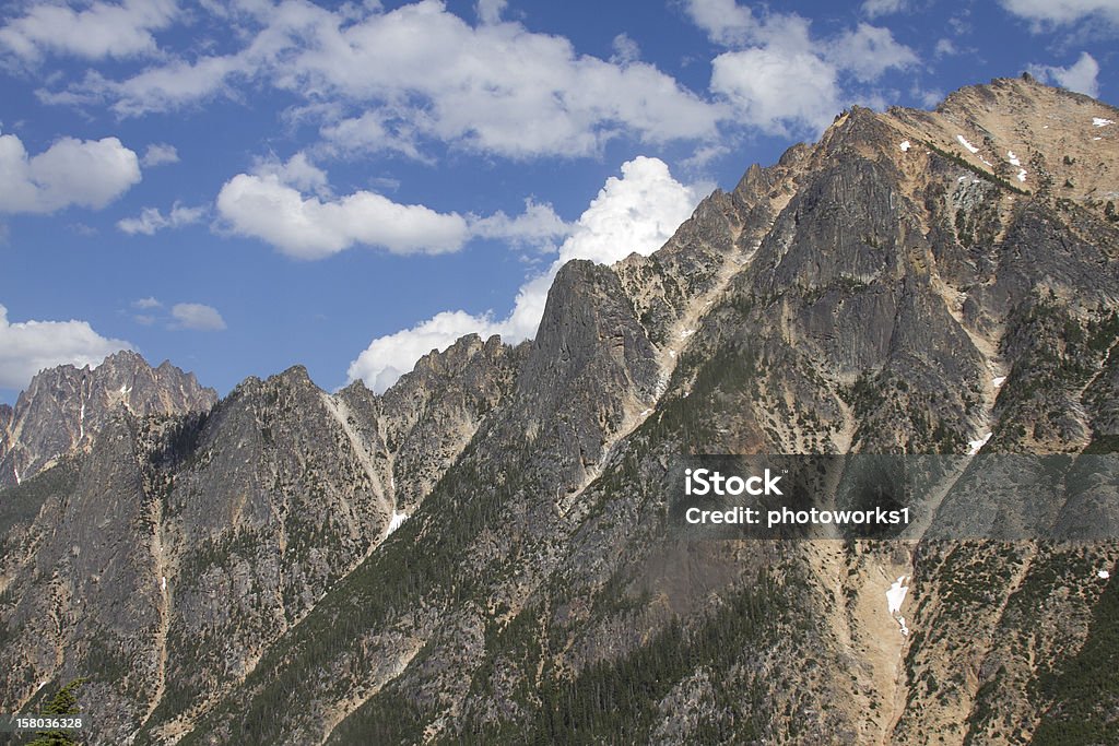 Los picos resistente - Foto de stock de Aire libre libre de derechos