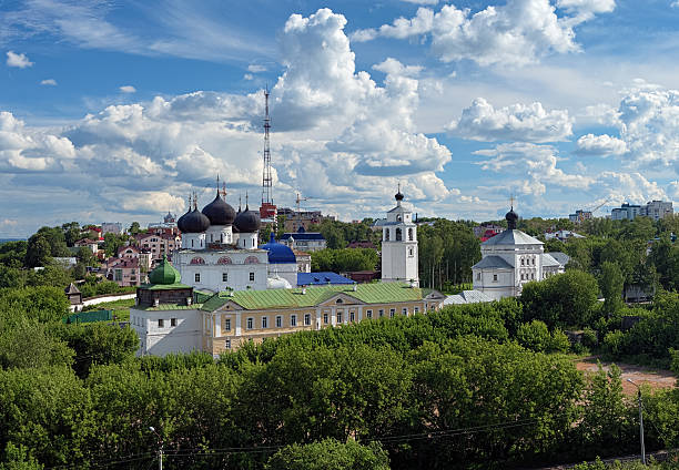 ouspenski (part) trifonov monastère de kirov, en russie - russian orthodox orthodox church cathedral russian culture photos et images de collection