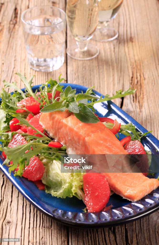 Scharf angebratener Lachs mit Salat Gemüse und Rot-orange - Lizenzfrei Grapefruit Stock-Foto