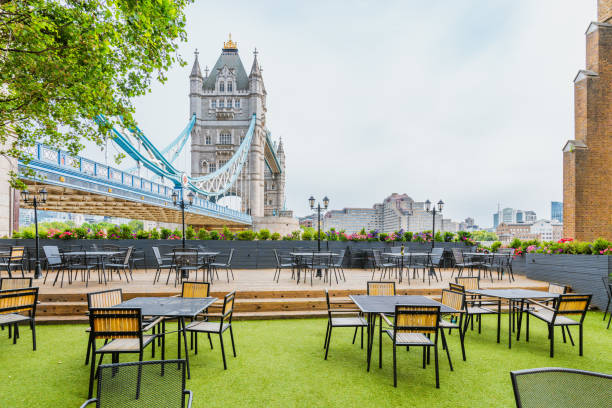 tower bridge à londres avec café au premier plan. - london england sunlight morning tower bridge photos et images de collection