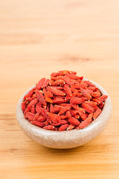 goji suszone owoce - wolfberry berry chinese medicine berry fruit zdjęcia i obrazy z banku zdjęć