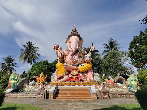 Lord Ganesha is a stucco sculpture with a lap size of 7 meters wide, 16 meters high, has four hands, and is characterized as an idol sitting in the position of Lalitasana, wearing a stone (crown) decorated with glass mosaics of various colors. The proboscis skews to the right and returns to the left of Lord Ganesh. A snake wrapped around the tray underneath the left breast, decorated with natural colored stones. The upper right-hand holds a lotus flower. The right hand below shows the blessing gesture. The upper left hand holds the ax, and the lower left hand holds the Modaka bowl. Clothing with a Pattraphon, wearing an Indian style. Inside the temple are the Hanuman and Sai Baba temples. Holding the mind builds morale for believers, and those who have worshipped are considered auspicious for life.