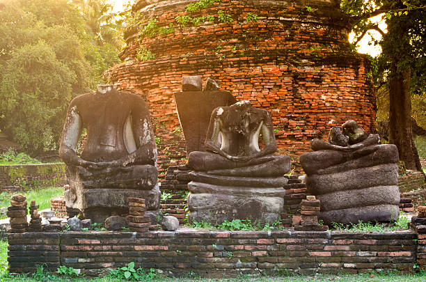 A estátua do Buda danos em Ayutthaya, Tailândia - foto de acervo