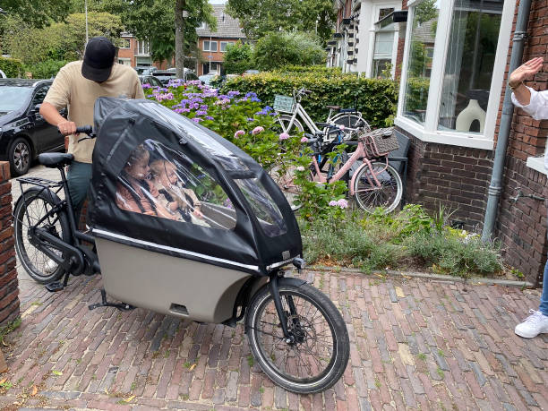 father goes out on the cargo  bike - parents children cargo bike bildbanksfoton och bilder