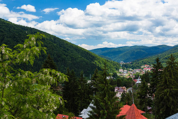 el paisaje urbano rodeado por las montañas de sinaia, rumania - sinaia fotografías e imágenes de stock