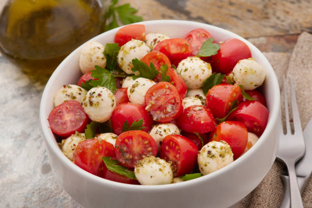 토마토, 모짜렐라 샐러드와 함께 제공 - caprese salad heirloom tomato salad food 뉴스 사진 이미지