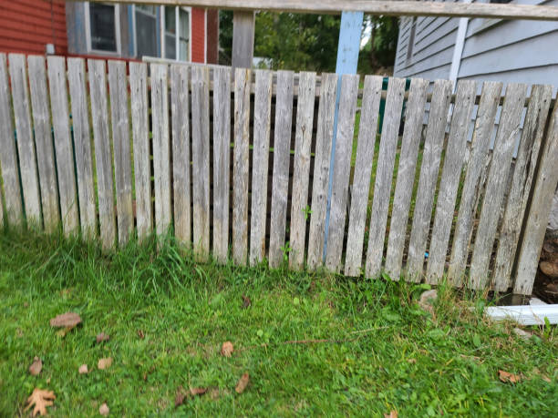 istock Weathered Wooden Fence 1581091174