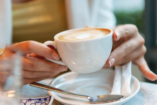 Frau hält eine Tasse Kaffee – Foto