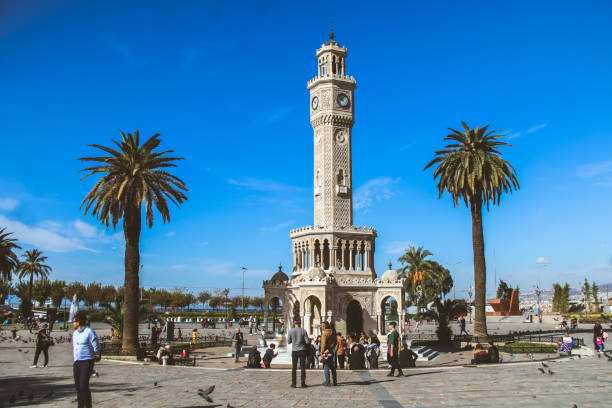 izmir, turquía, 22 de noviembre de 2022 - torre del reloj central en el mercado principal de izmir - izmir turkey konak clock tower fotografías e imágenes de stock