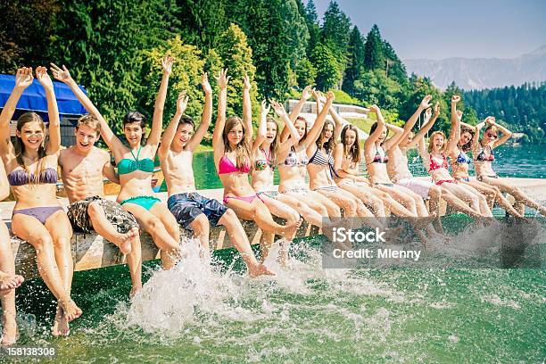 朗らかご友人とのバケーションには夏の湖 - お祝いのストックフォトや画像を多数ご用意 - お祝い, オフショット, サマーキャンプ