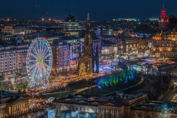 paesaggio urbano notturno panoramico dei giardini di princess street di edimburgo durante il periodo natalizio, scozia - national gallery di edinburgo foto e immagini stock