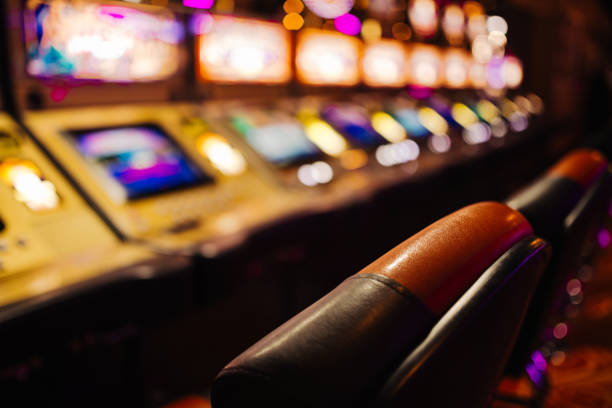 カジノ内の様子 - gambling coin operated machine jackpot ストックフォトと画像