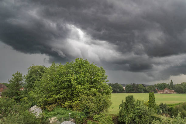 nubes de tormenta que se acumulan sobre los campos de juego - belfast northern ireland northern ireland city irish culture fotografías e imágenes de stock