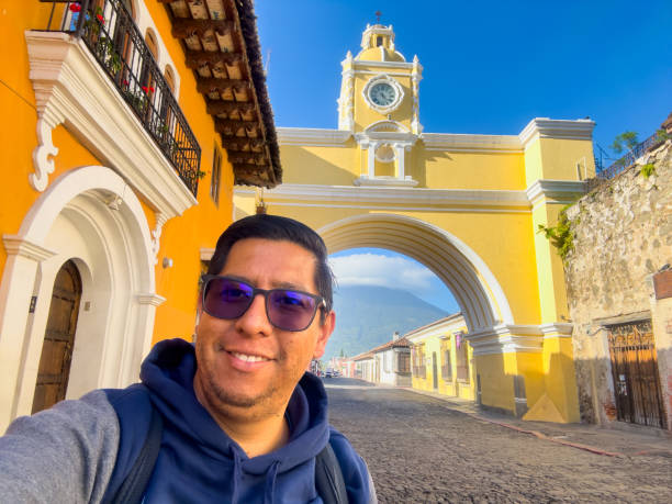 selfie en antigua guatemala - gerardo huitrón fotografías e imágenes de stock