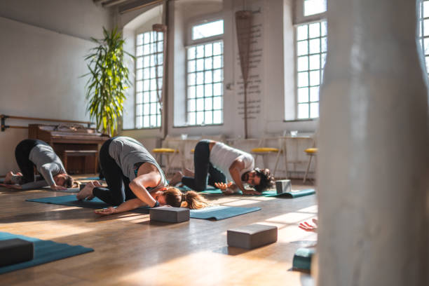 aula de yoga em grupo à tarde no wellness club - 15796 - fotografias e filmes do acervo