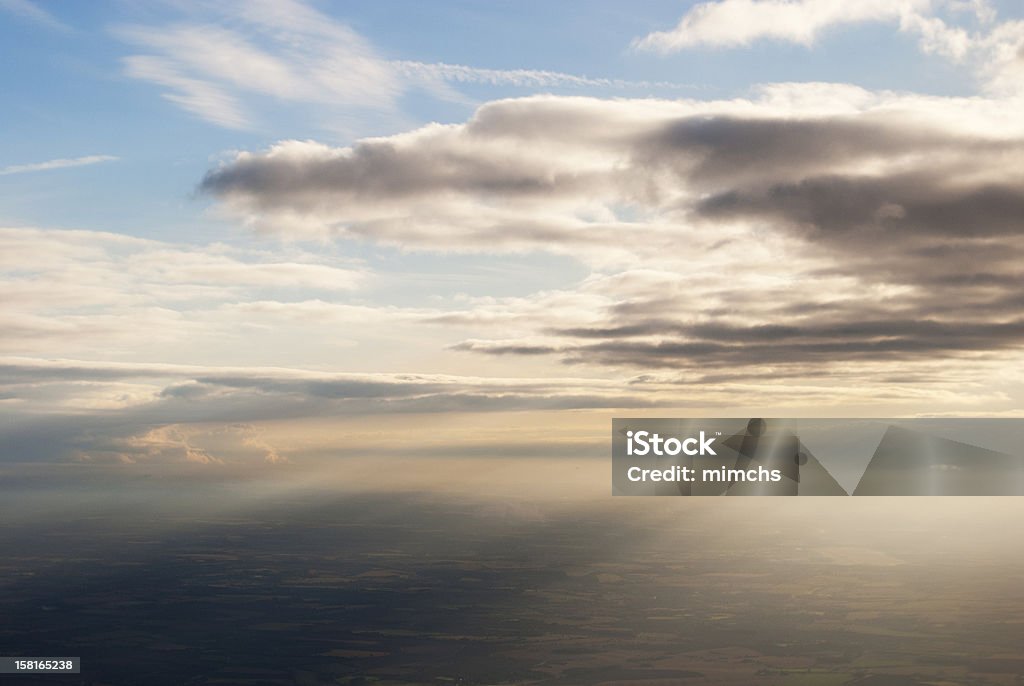 Nuvens sobre terra - Royalty-free Acima Foto de stock