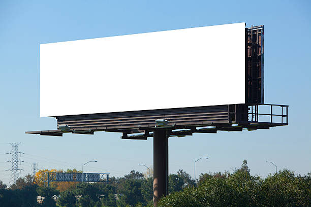 vuoto cartellone contro il cielo azzurro. - billboard foto e immagini stock