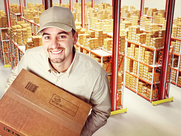 homem de entrega " - distribution warehouse men three dimensional shape delivering - fotografias e filmes do acervo